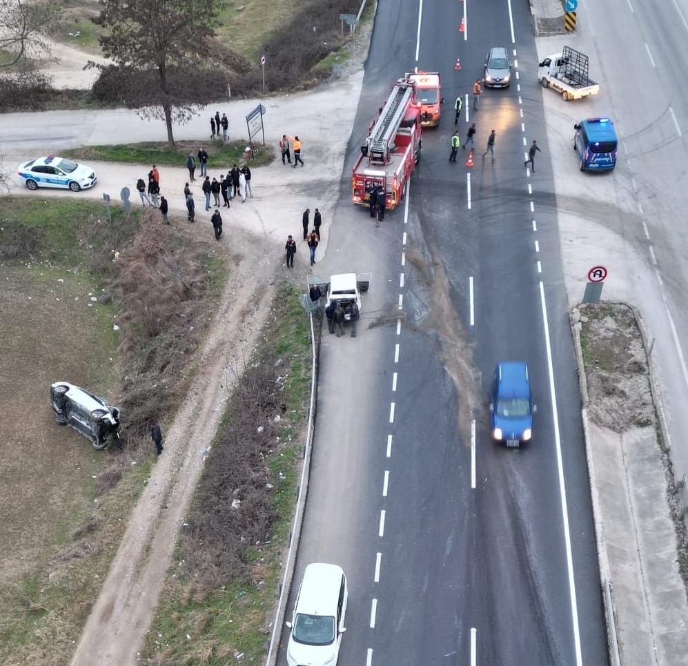 Bursa’da feci kaza: Otomobil ikiye bölündü, 3 kişi yaralandı