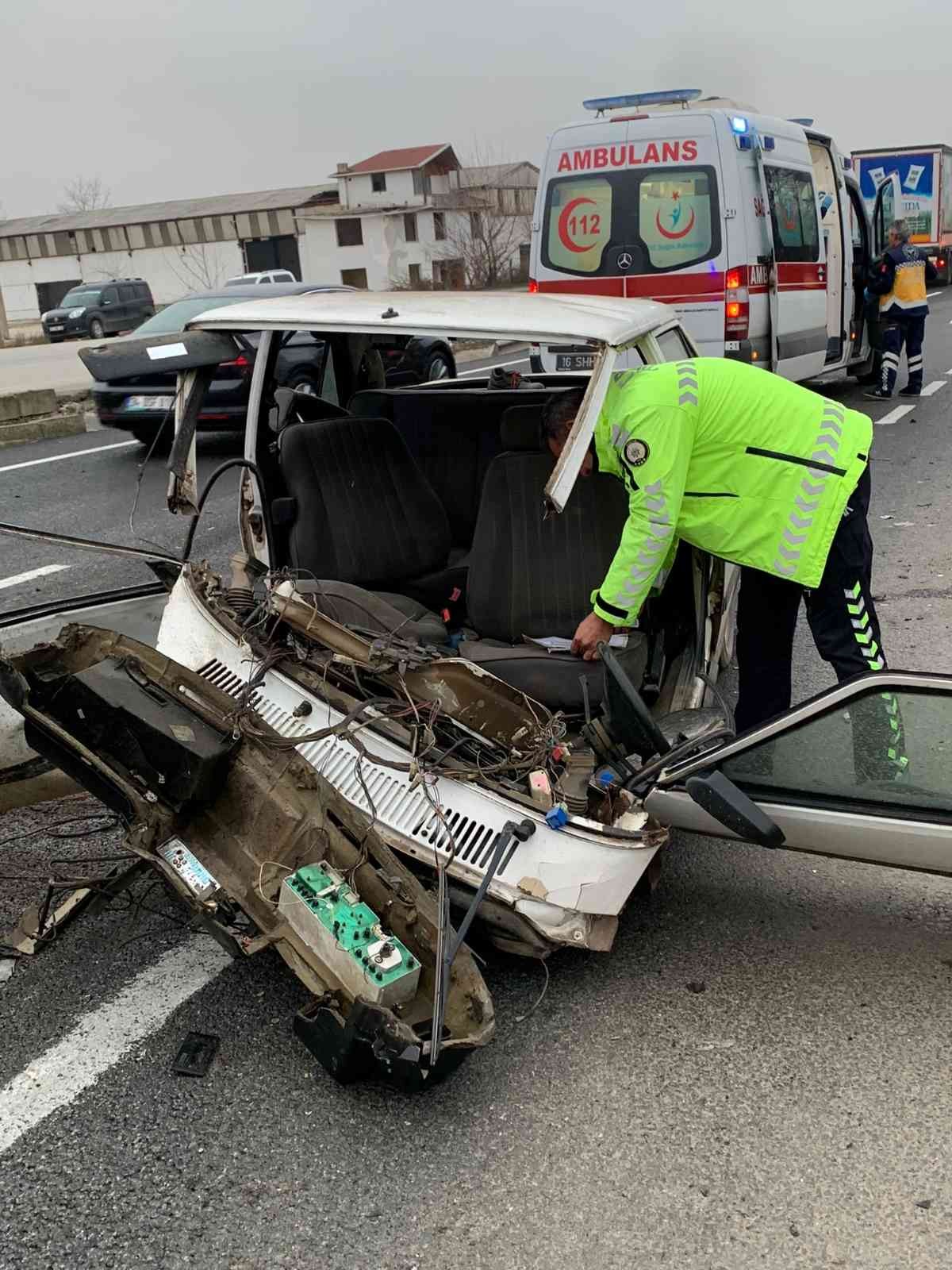 Bursa’da feci kaza: Otomobil ikiye bölündü, 3 kişi yaralandı