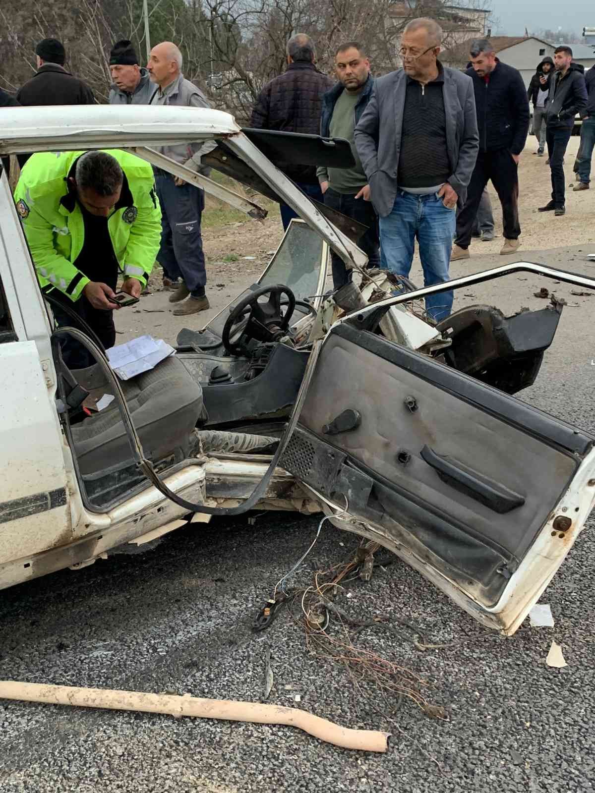 Bursa’da feci kaza: Otomobil ikiye bölündü, 3 kişi yaralandı