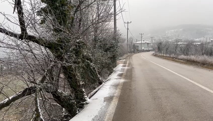 Bursa’da şehir merkezinin yüksek kesimlerine yılın ilk karı yağdı