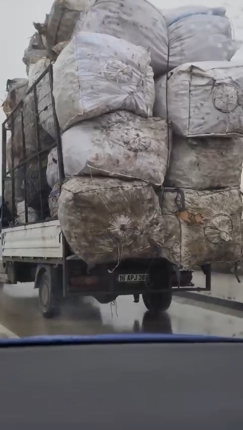 Bursa’da tehlikeli taşımacılık kamerada