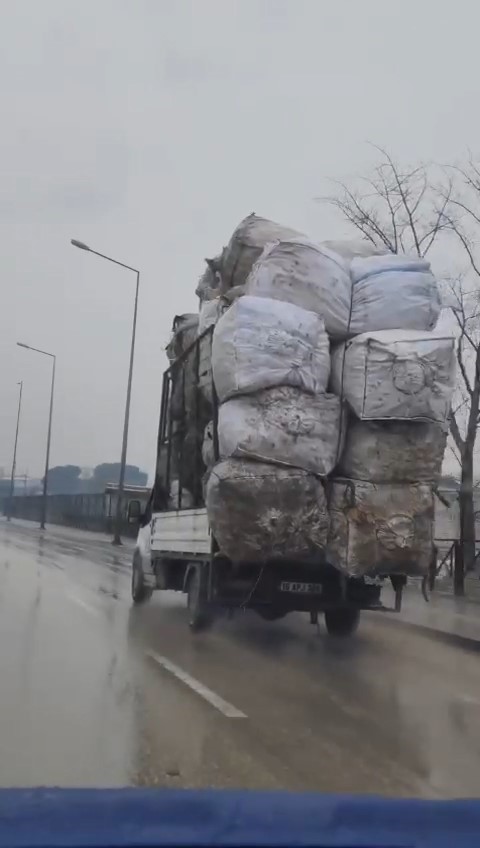 Bursa’da tehlikeli taşımacılık kamerada