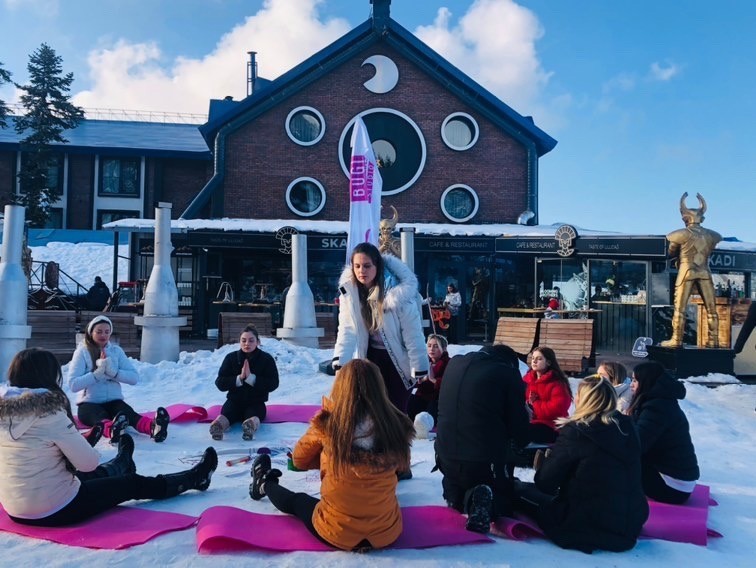 Uludağ’da karların üzerinde yoga yaparak ısınıyorlar