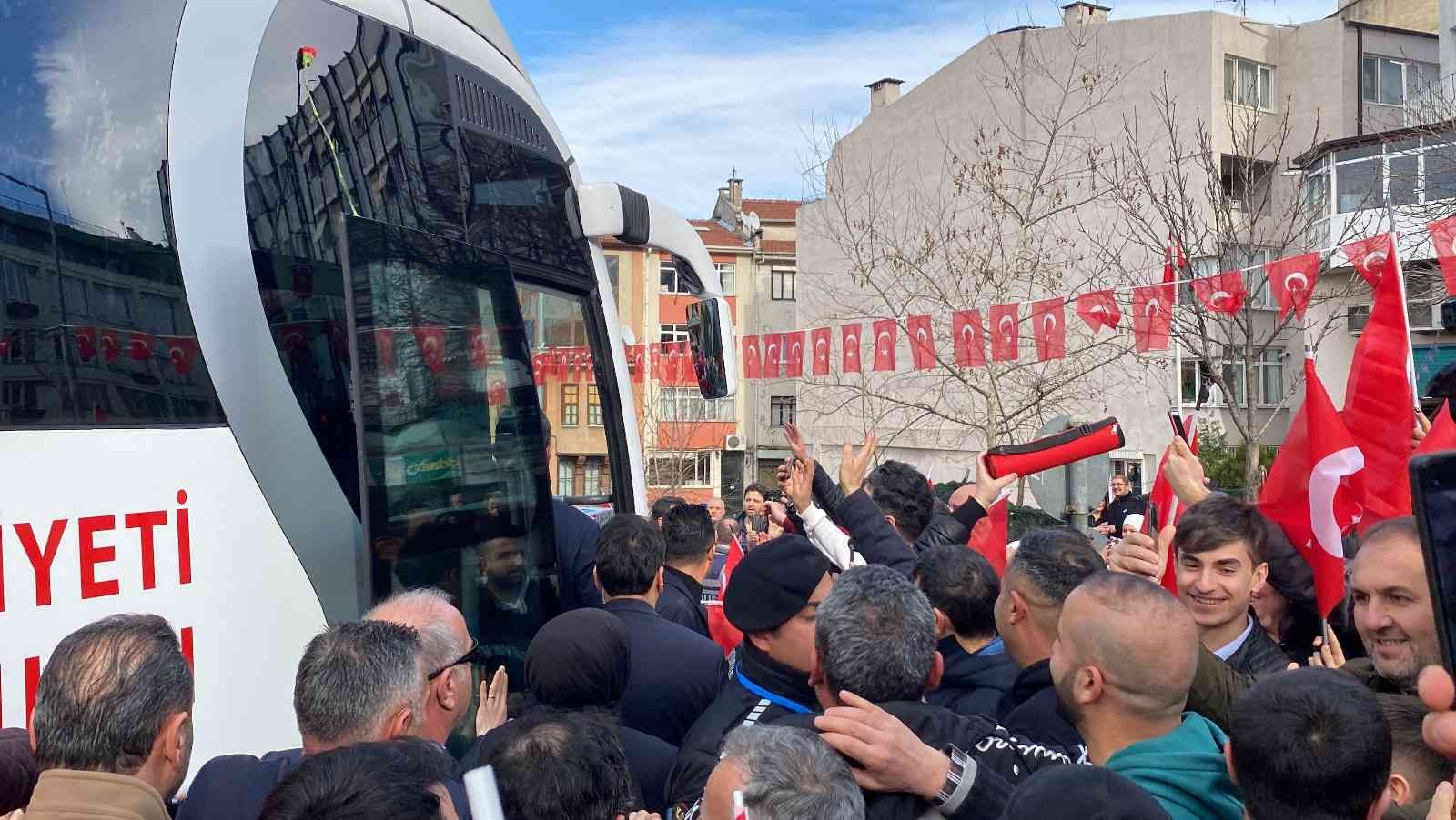 Bursa’da binlerce kişi Cumhurbaşkanı Erdoğan’ı bayrak ve karanfillerle karşıladı