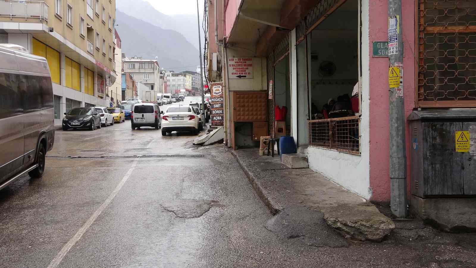 (Özel) Bursa’da yürekleri ağza getiren anlar..Minibüsün altında kalmaktan kıl payı kurtuldular