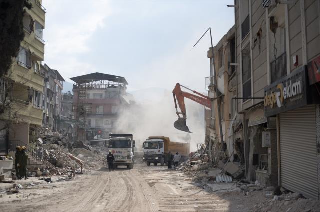 Deprem bölgesinde eşya almak için ağır hasarlı yapılara girilmesine izin verilmeyecek! Genelge yayımlandı