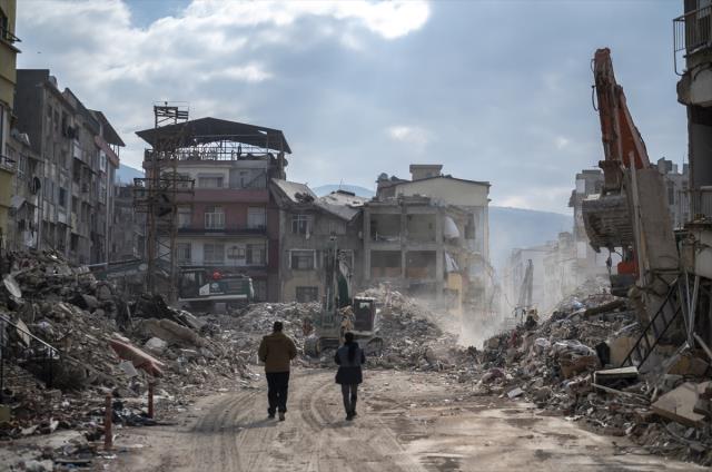 Deprem bölgesinde eşya almak için ağır hasarlı yapılara girilmesine izin verilmeyecek! Genelge yayımlandı