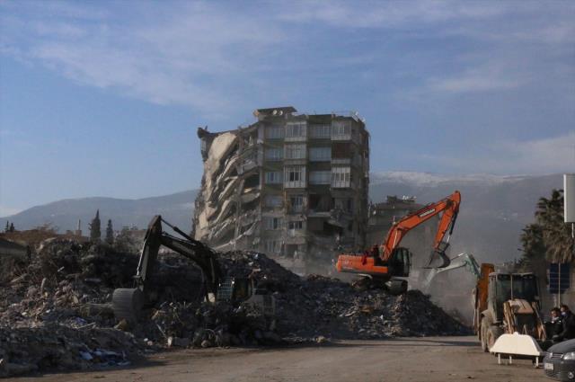 Deprem bölgesinde eşya almak için ağır hasarlı yapılara girilmesine izin verilmeyecek! Genelge yayımlandı