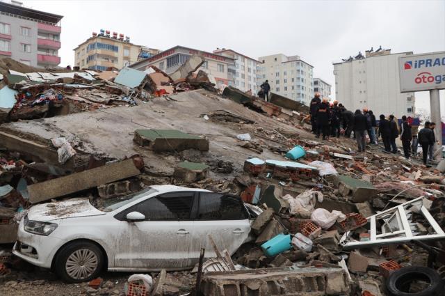 Son Dakika: Depremde hayatını kaybedenlerin sayısı 43 bin 556'ya yükseldi