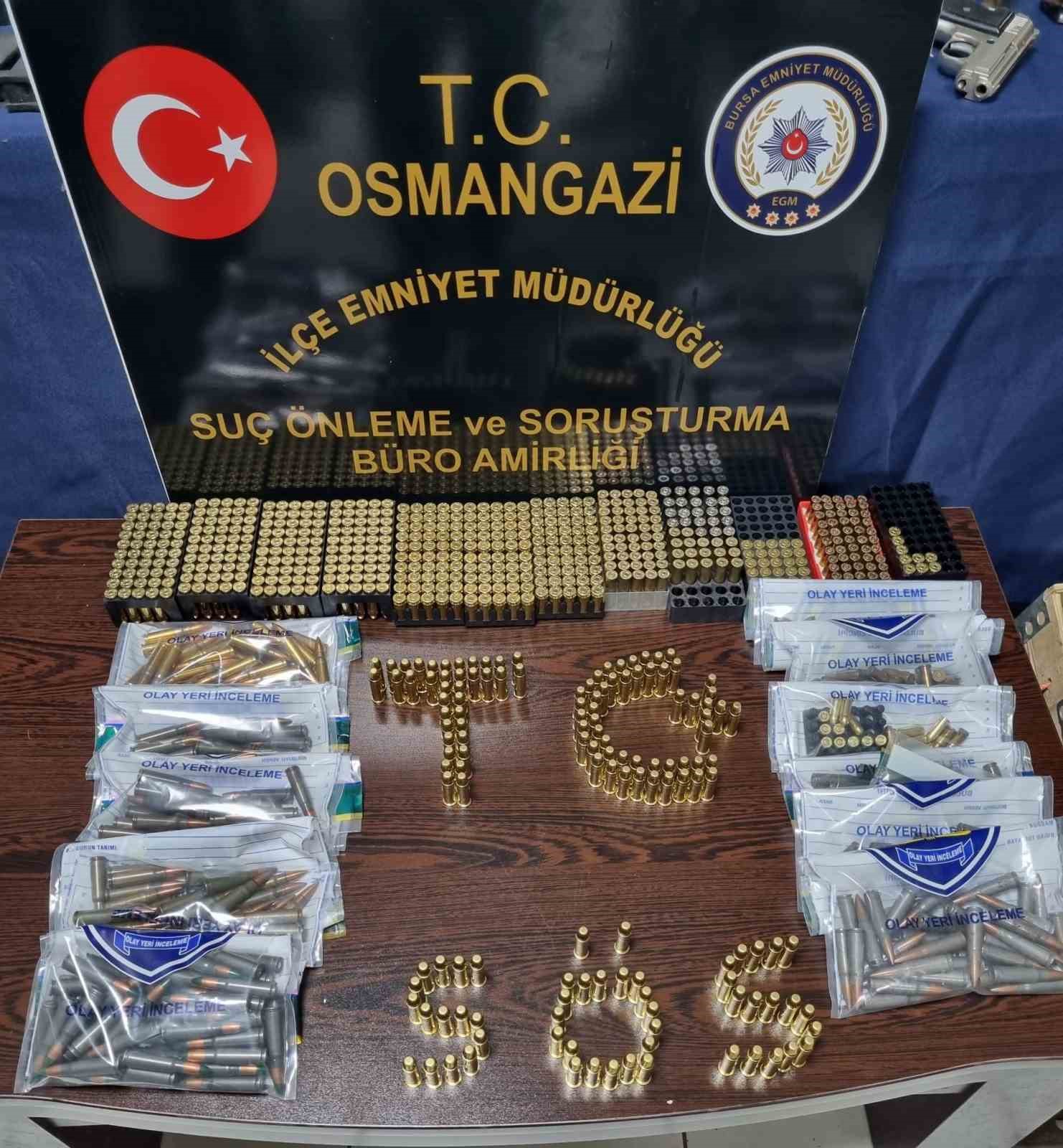 Bursa’da polis ekiplerince baskın atılan ev silah atölyesi çıktı