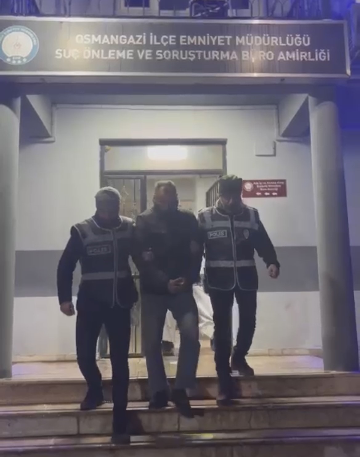 Bursa’da polis ekiplerince baskın atılan ev silah atölyesi çıktı