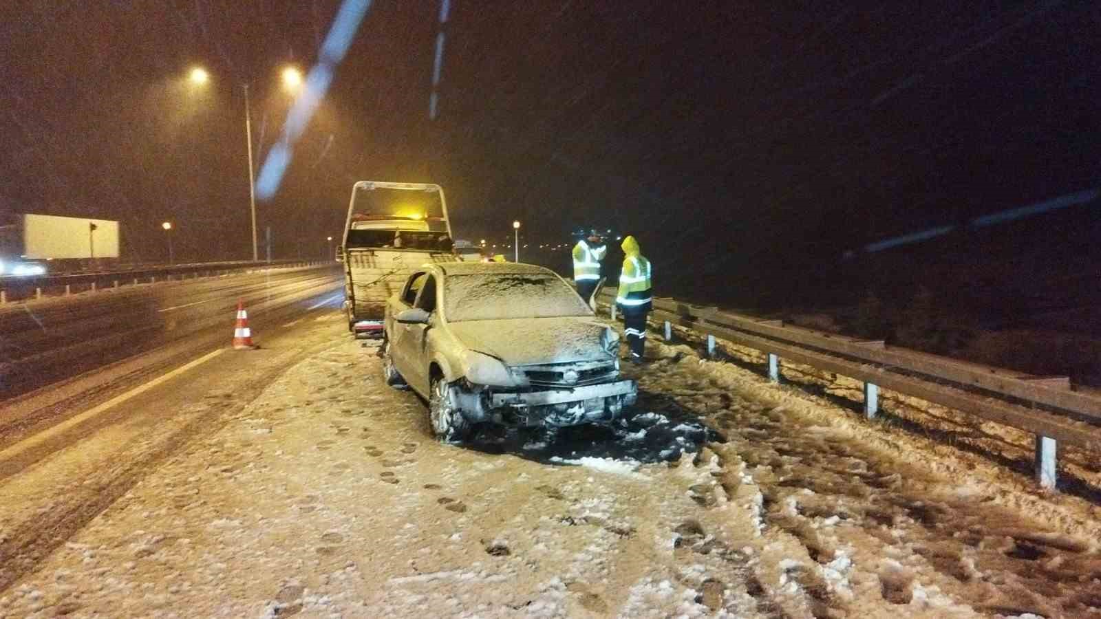 Otobanda kar ve buzlanma kazası 2 yaralı