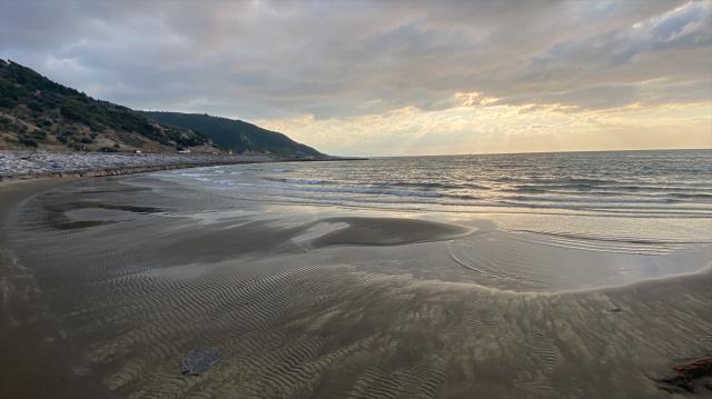 Hatay'ın Arsuz ilçesinde deniz suyu 20 metre çekildi, vatandaşlar tedirgin oldu