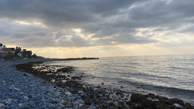 Hatay'ın Arsuz ilçesinde deniz suyu 20 metre çekildi, vatandaşlar tedirgin oldu