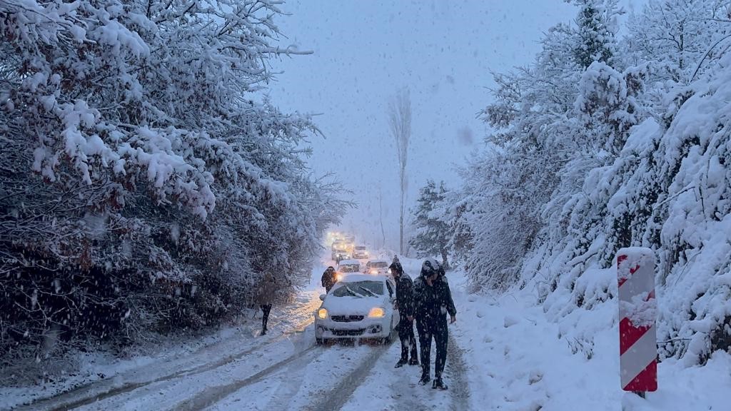 İznik’te yoğun kar yağışı hayatı felç etti, araçlar yolda kaldı