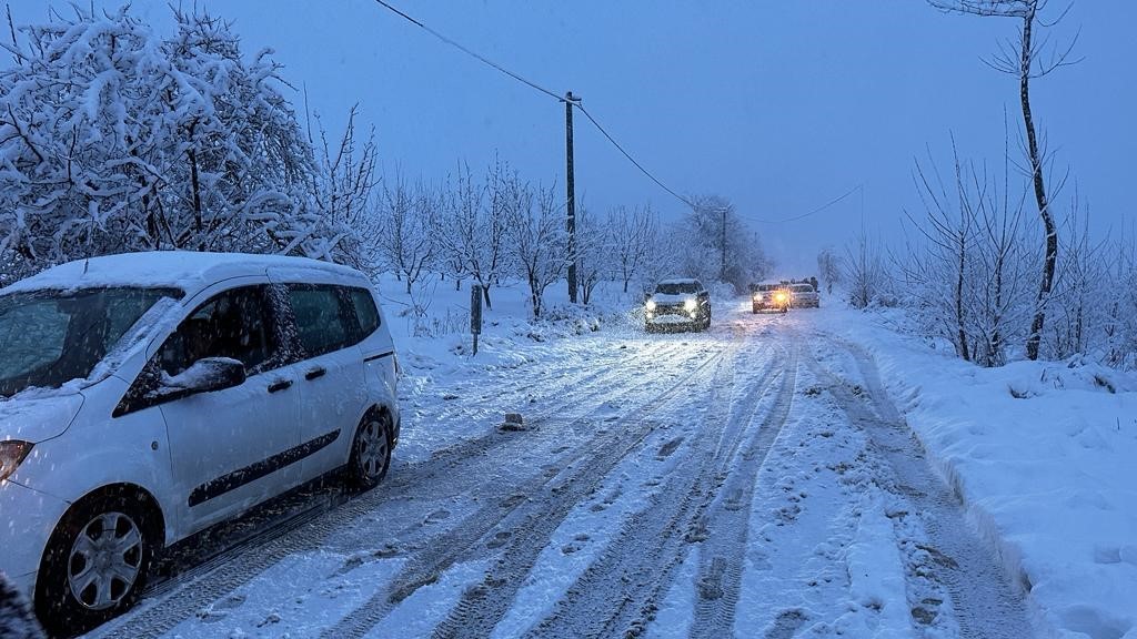 İznik’te yoğun kar yağışı hayatı felç etti, araçlar yolda kaldı