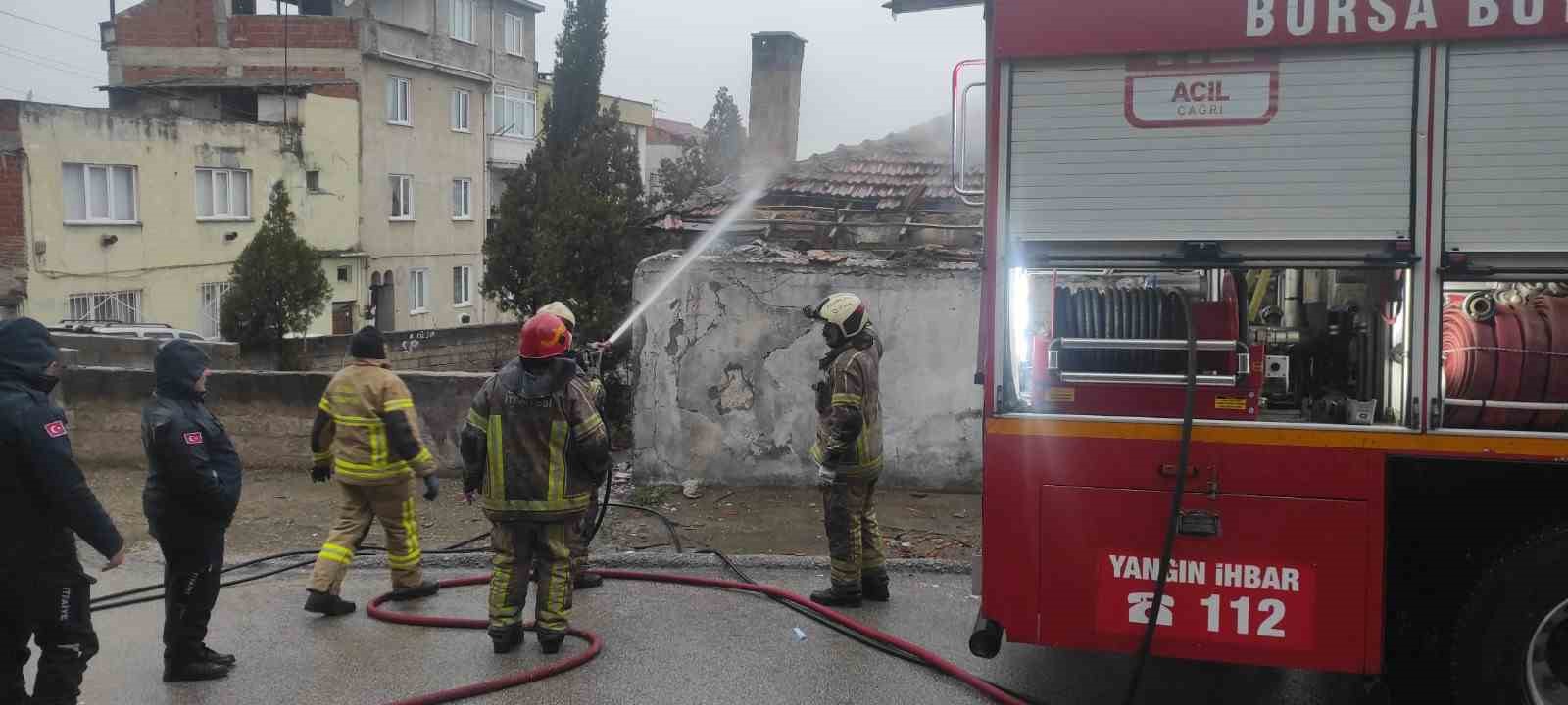 Bursa’da metruk binada çıkan yangın korkuttu