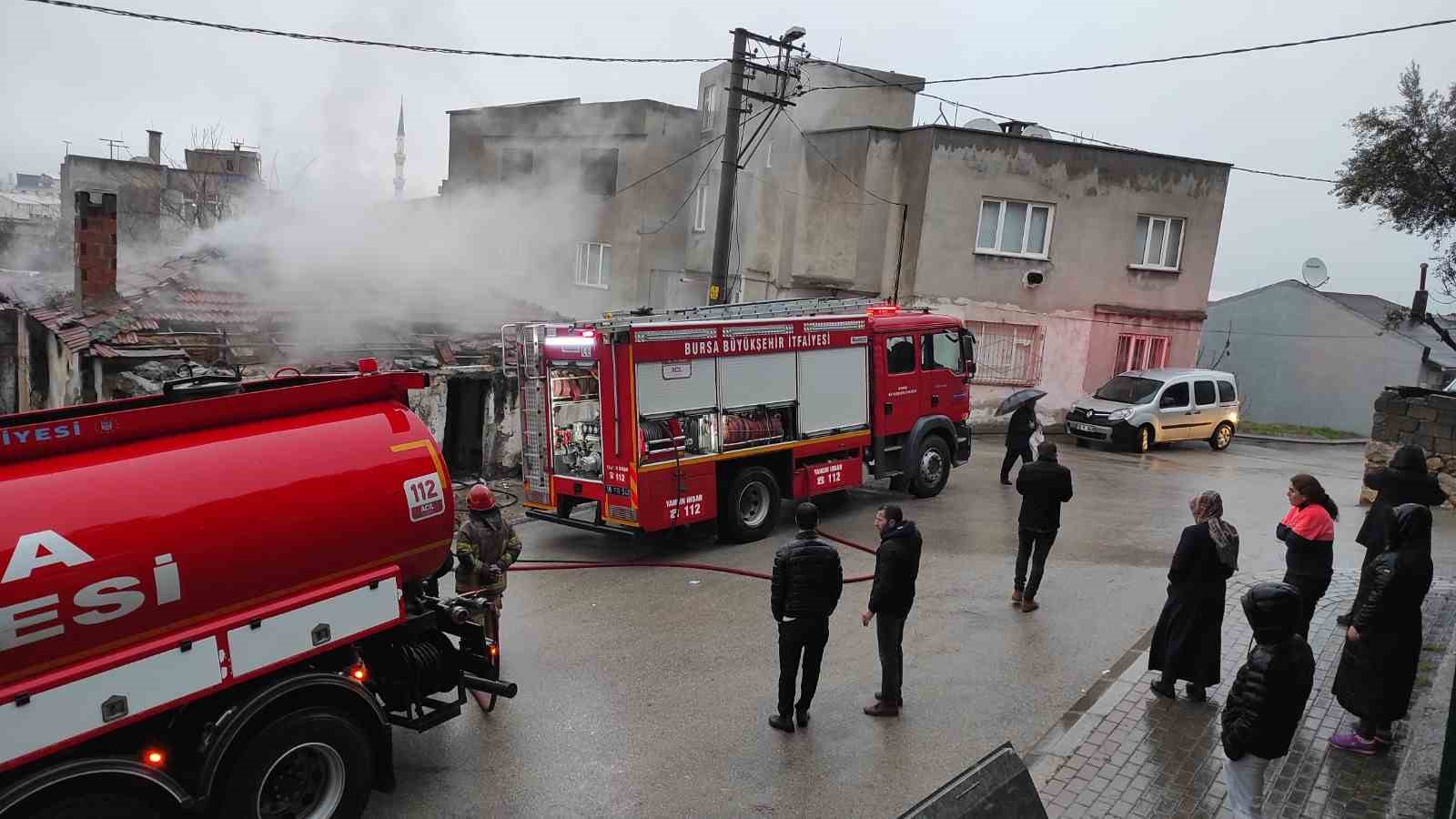 Bursa’da metruk binada çıkan yangın korkuttu