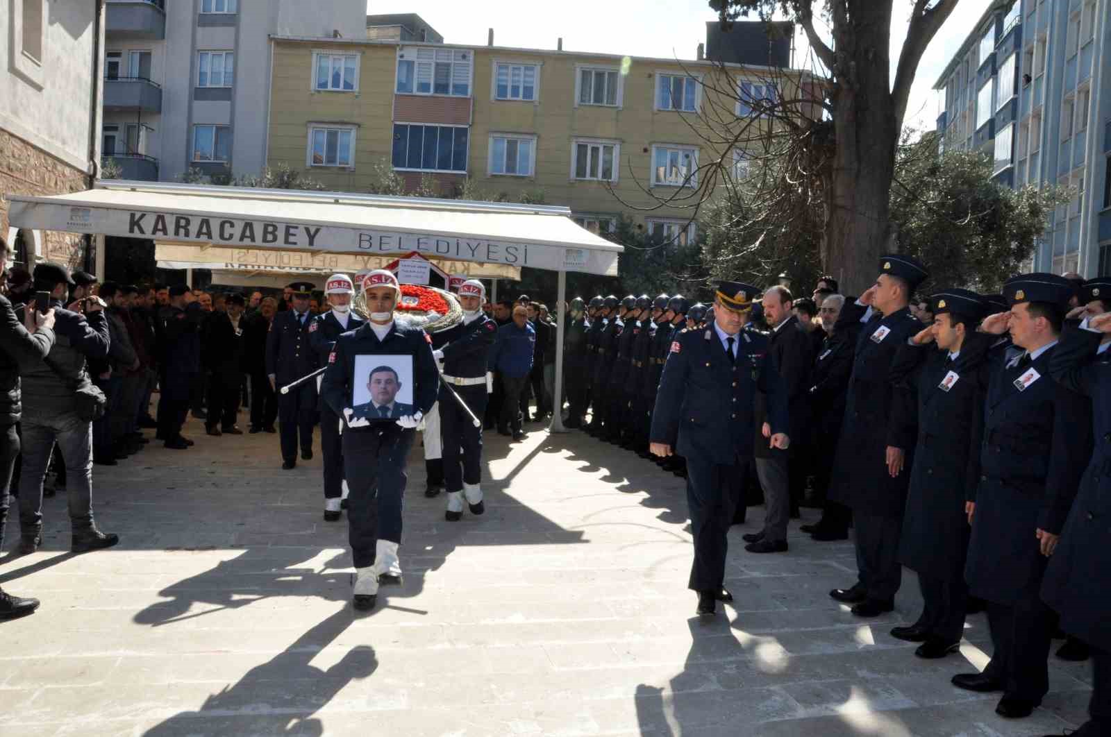 Deprem şehidine son görev