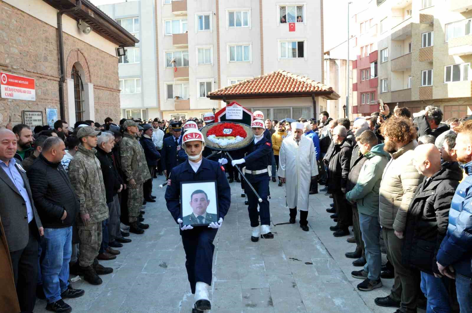 Deprem şehidine son görev