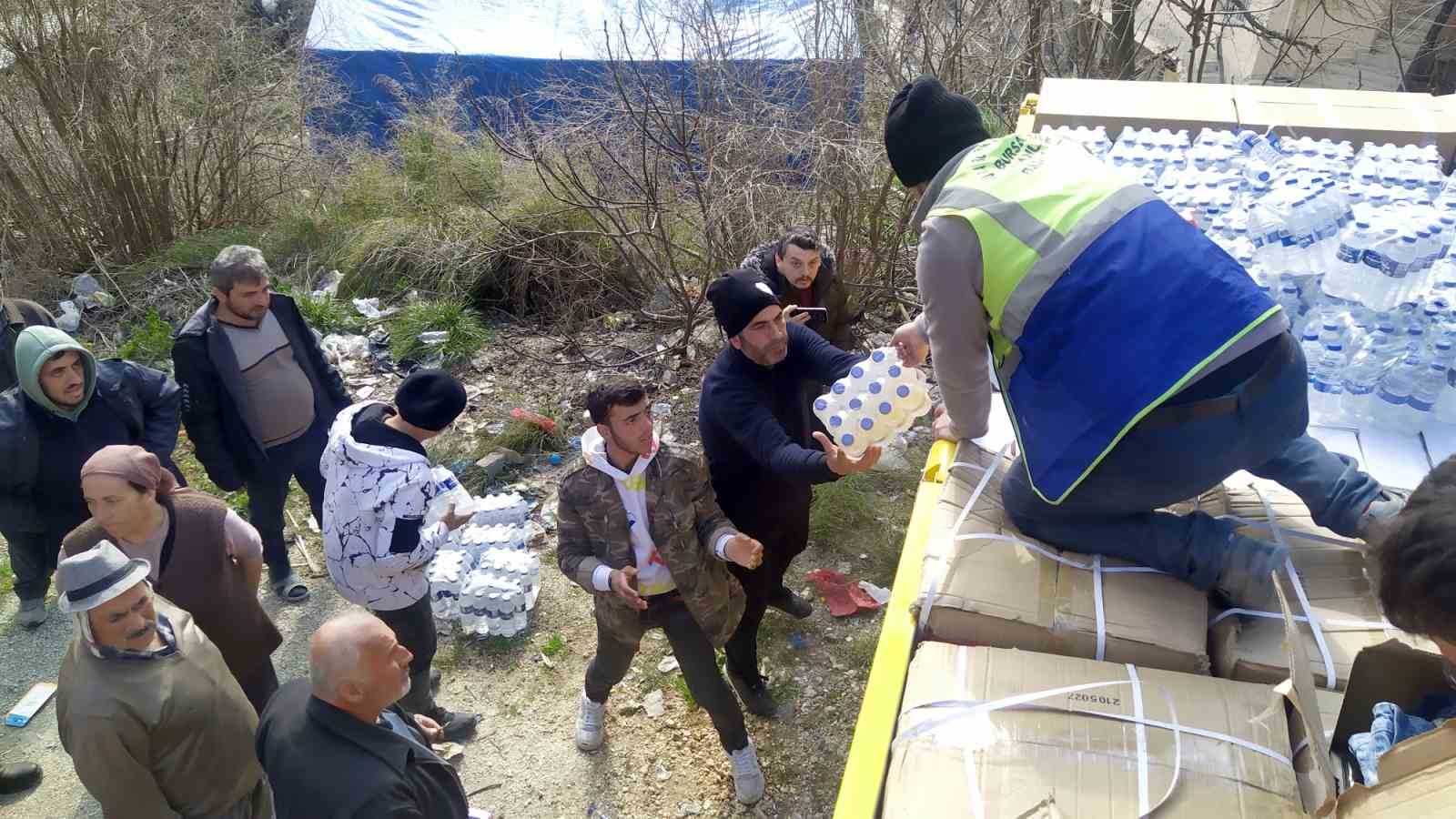 Deprem bölgesinde yardımlar itinayla dağıtılıyor