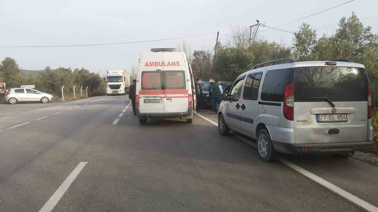 Depremzedelerin bulunduğu araç otomobille çarpıştı: 4 yaralı