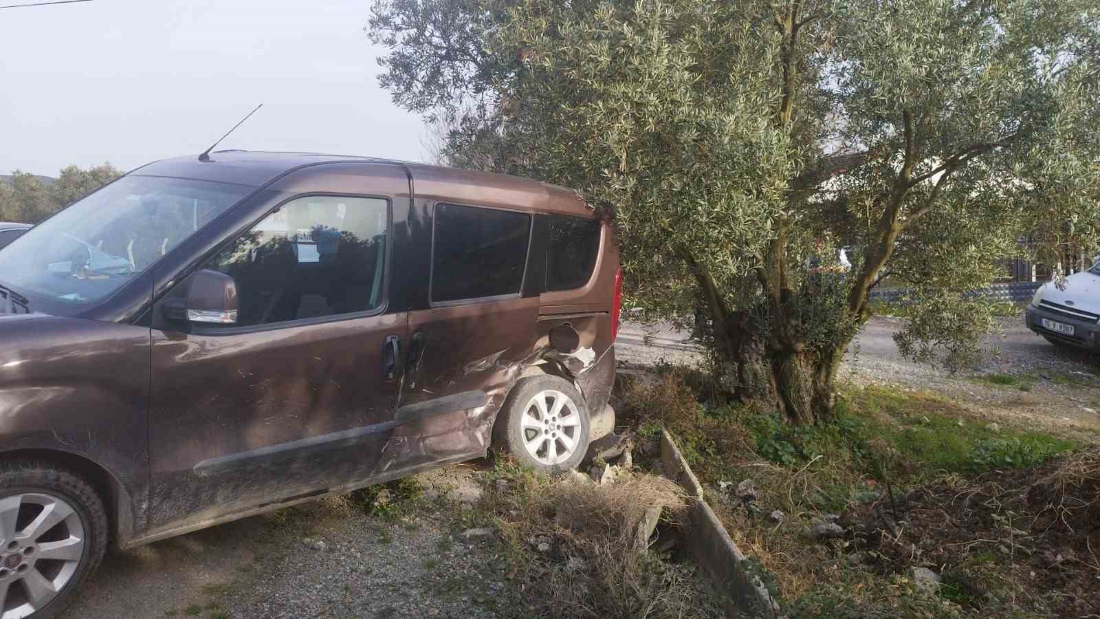 Depremzedelerin bulunduğu araç otomobille çarpıştı: 4 yaralı