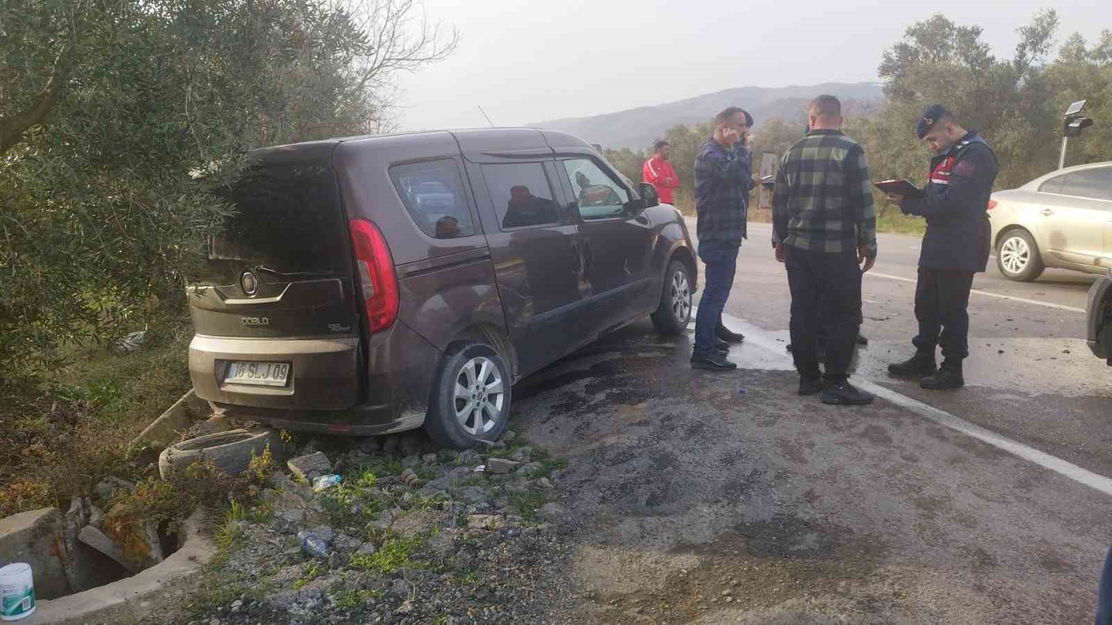 Depremzedelerin bulunduğu araç otomobille çarpıştı: 4 yaralı