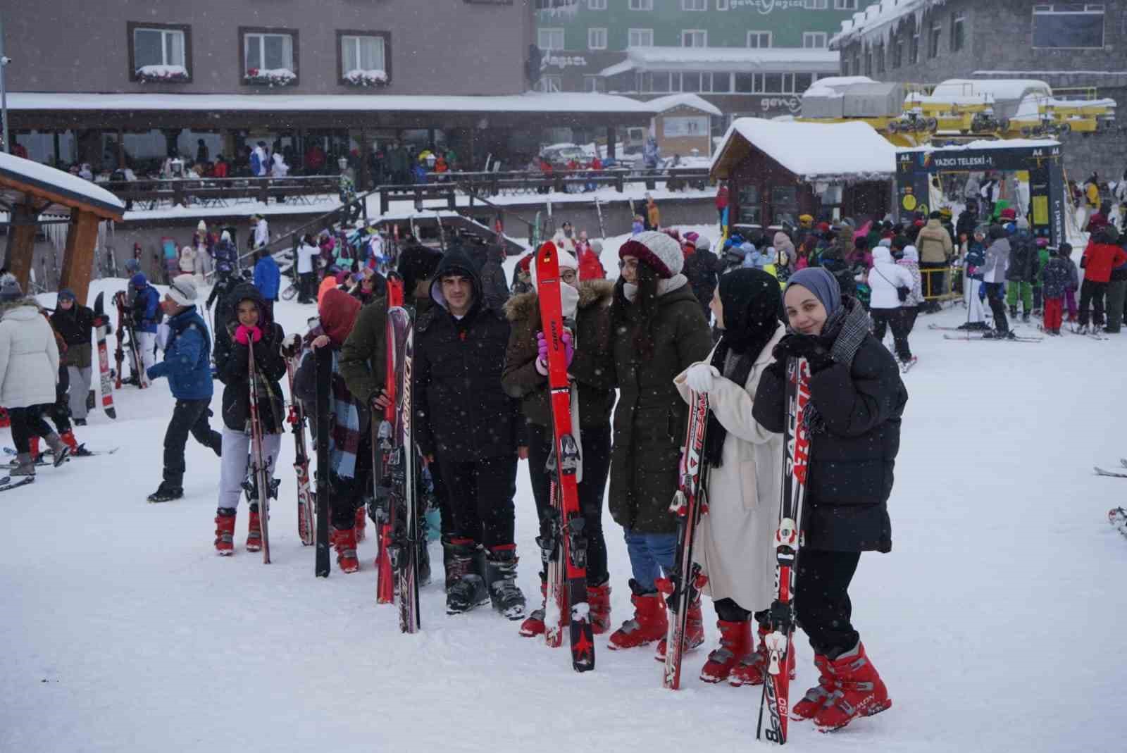 Yarıyıl tatilinin son günlerinde Uludağ’a tatilci akını