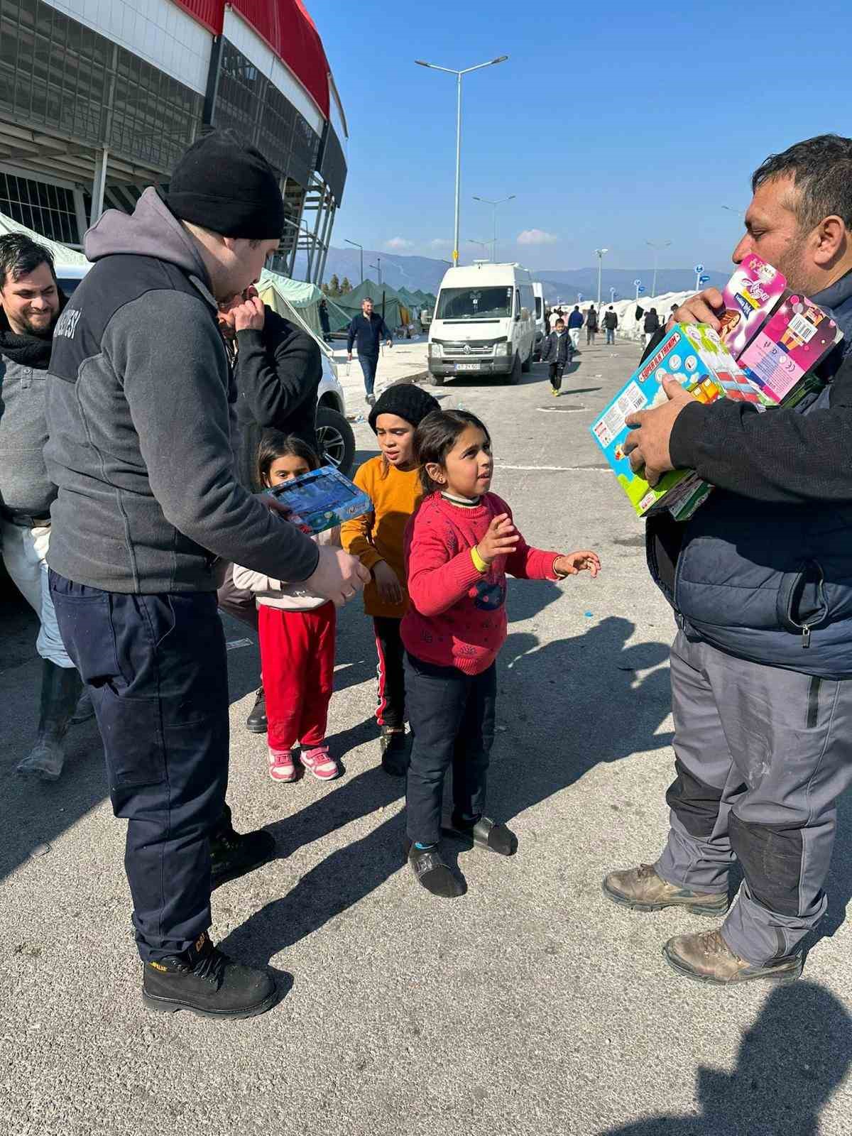 Depremzede çocukların yüzleri oyuncaklarla güldü