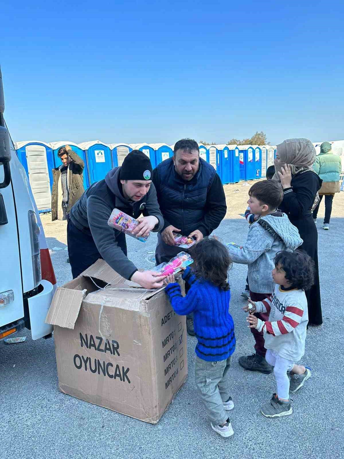 Depremzede çocukların yüzleri oyuncaklarla güldü