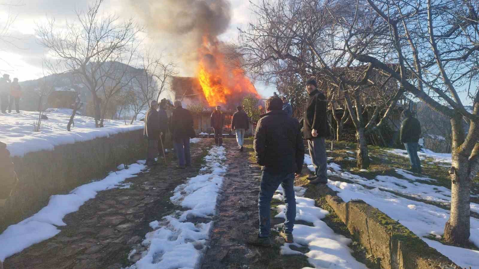 Şömineden çıkan yangın villayı küle çevirdi