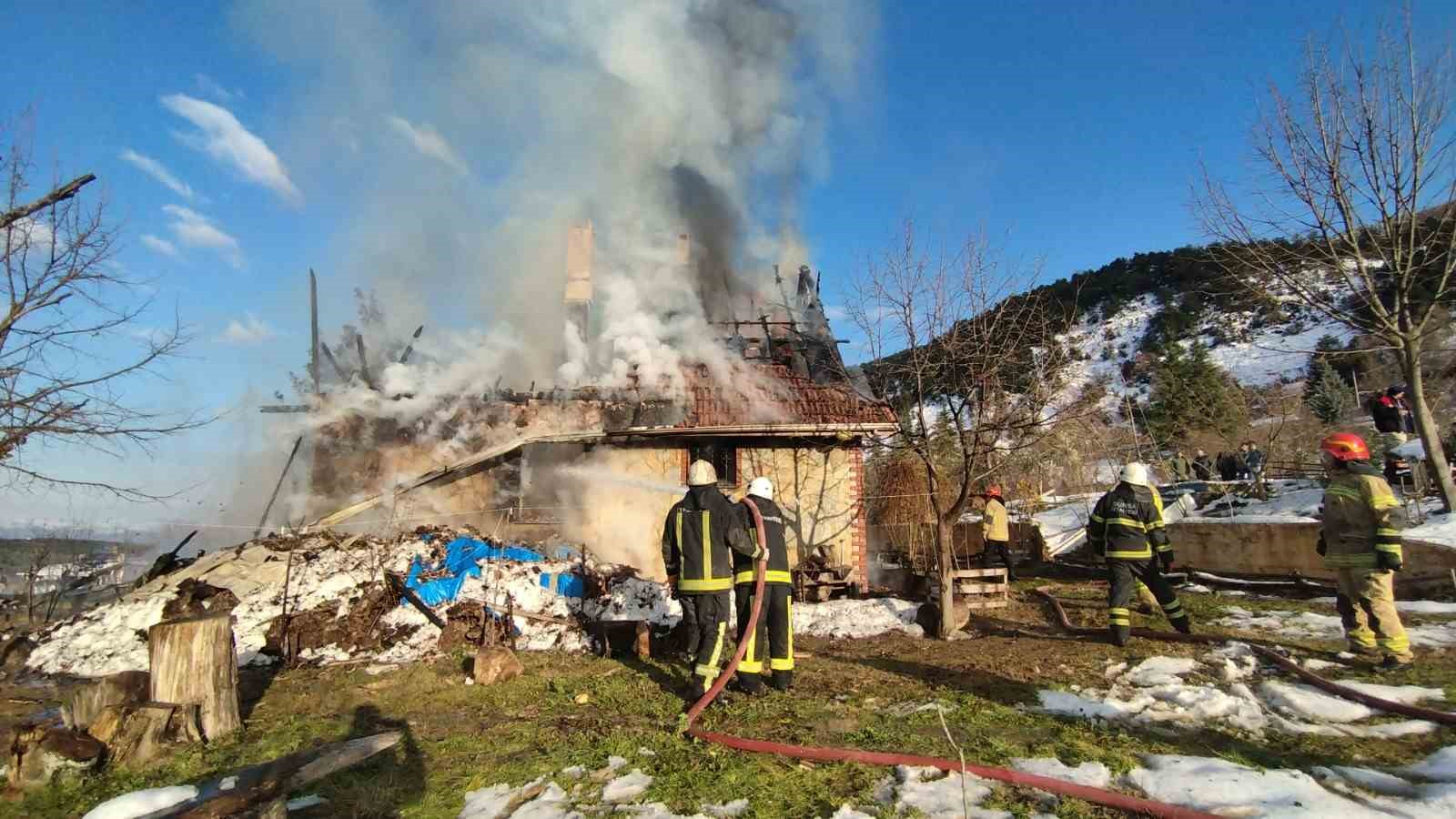 Şömineden çıkan yangın villayı küle çevirdi