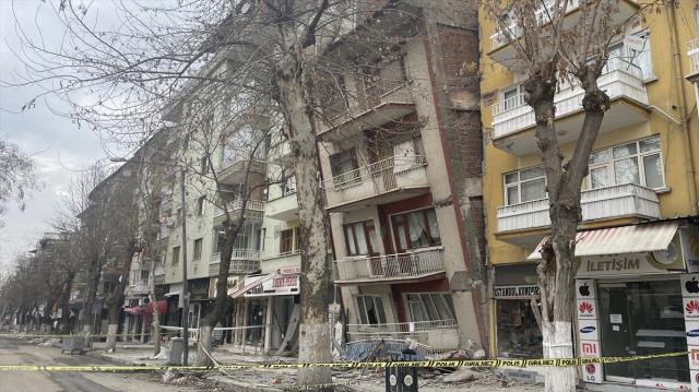 Malatya'da 4,7 büyüklüğünde deprem sonrası bir bina öne doğru yattı, cadde kapatıldı