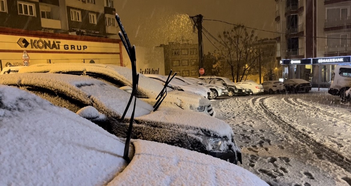 Bursa’da şiddetli kar yağışı etkisini gösterdi