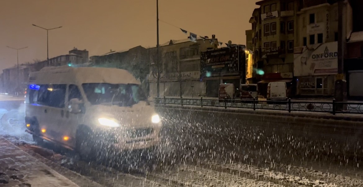 Bursa’da şiddetli kar yağışı etkisini gösterdi