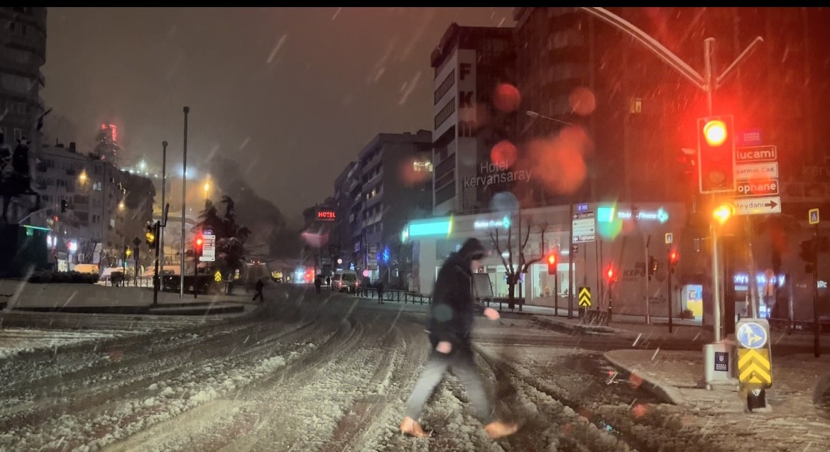 Bursa’da şiddetli kar yağışı etkisini gösterdi