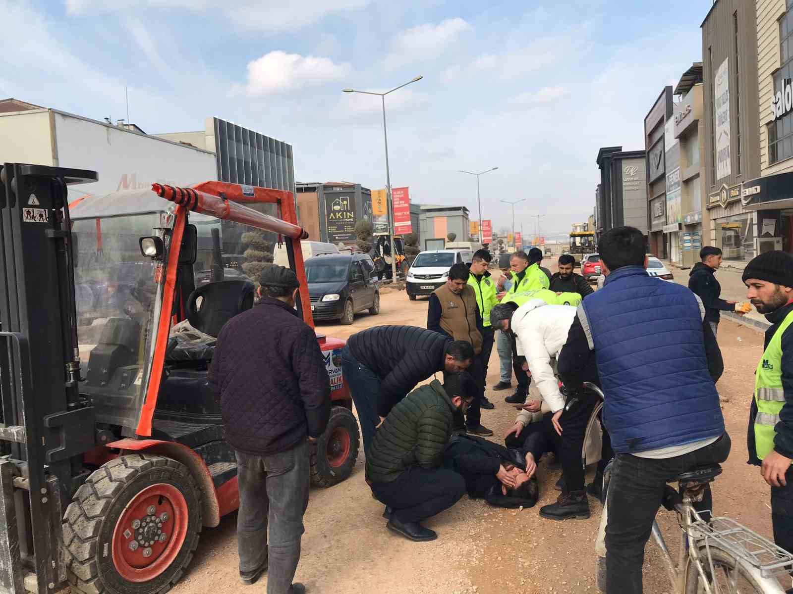 Yolun karşısına geçerken forkliftin çarptığı yaya yaralandı