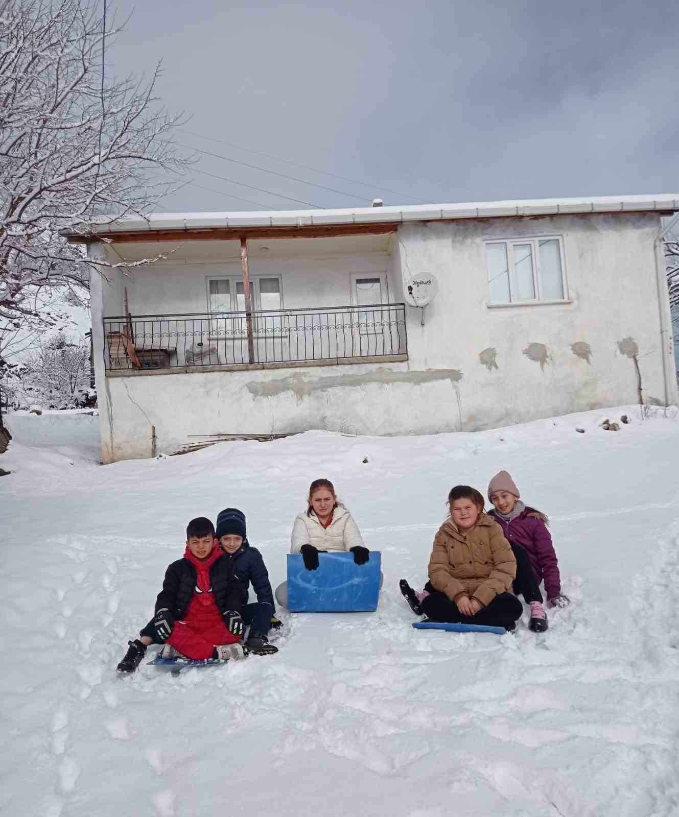 Köyde çocukların kayak keyfi