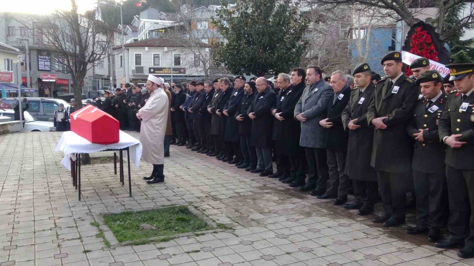 İlk görev gününde depremde hayatını kaybeden uzman onbaşı toprağa verildi