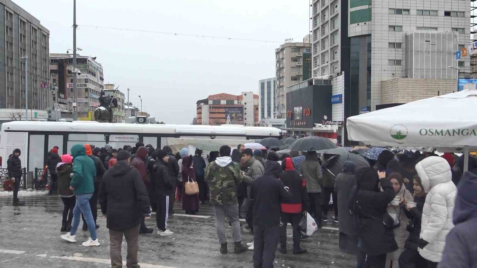 Depremde yaralananlara kan vermek isteyenler Kızılay’a koştu