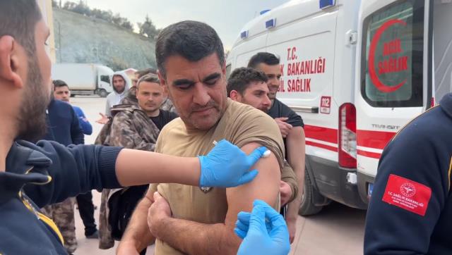 Bakan Koca'nın uyarısının ardından harekete geçildi! Hatay'da mahalle mahalle gezip tetanos aşısı yapıyor