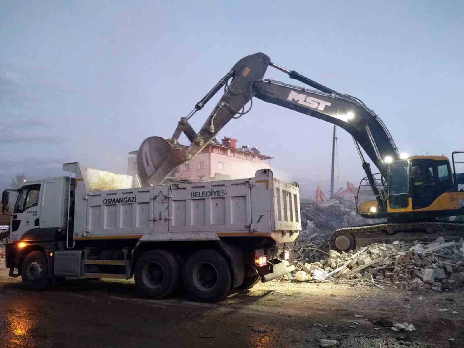 Osmangazi tüm imkânlarıyla depremzedelerin yanında