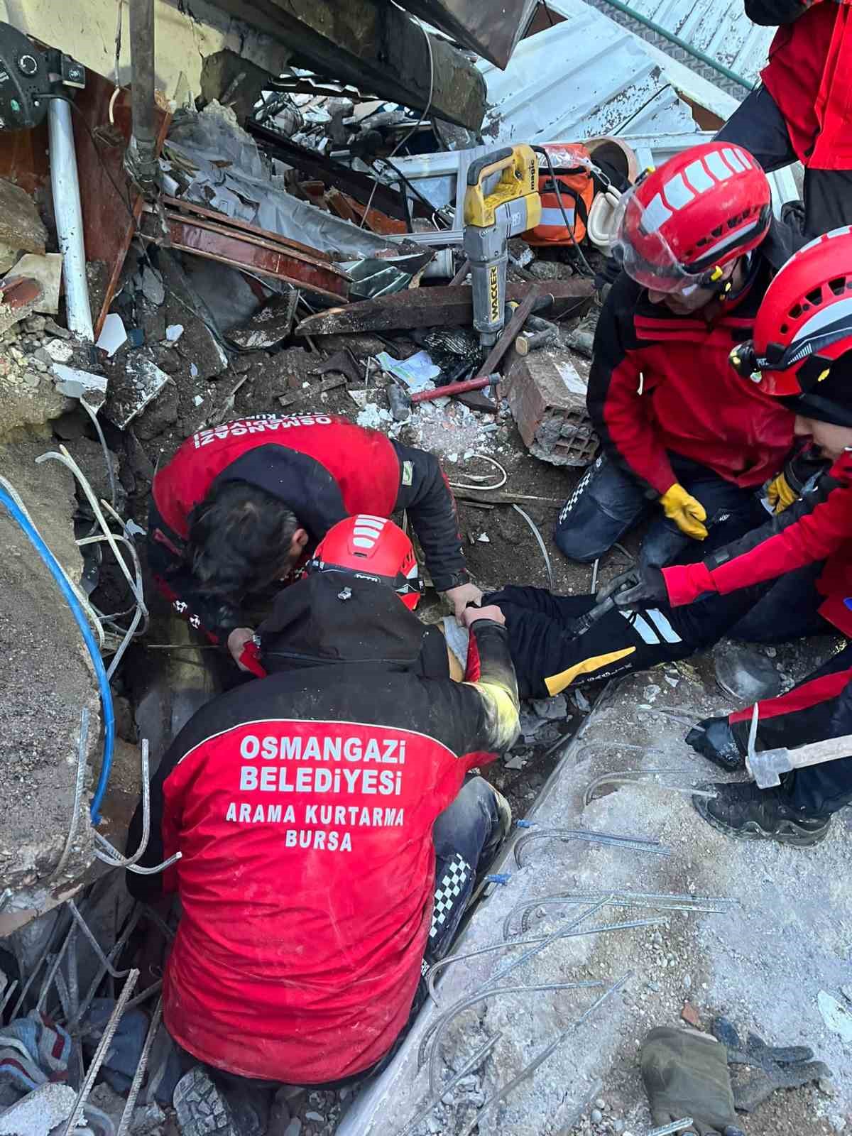 Osmangazi tüm imkânlarıyla depremzedelerin yanında