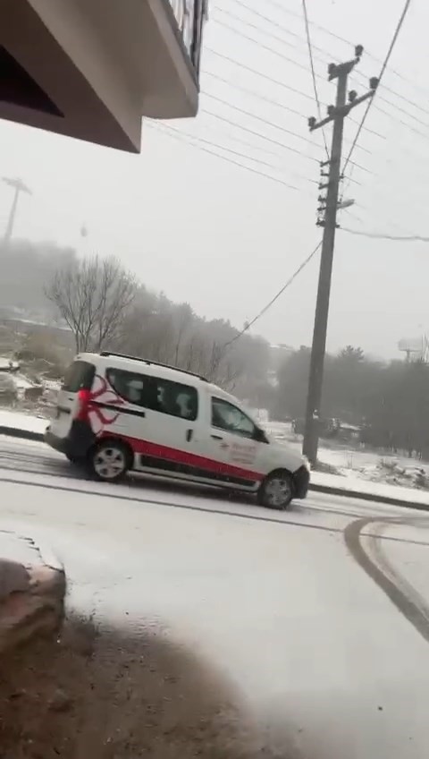 Karın yağdığını gören çocuklar, sokaklara akın ederek tadını çıkardılar