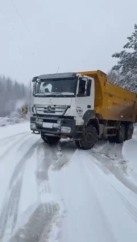 Karın yağdığını gören çocuklar, sokaklara akın ederek tadını çıkardılar