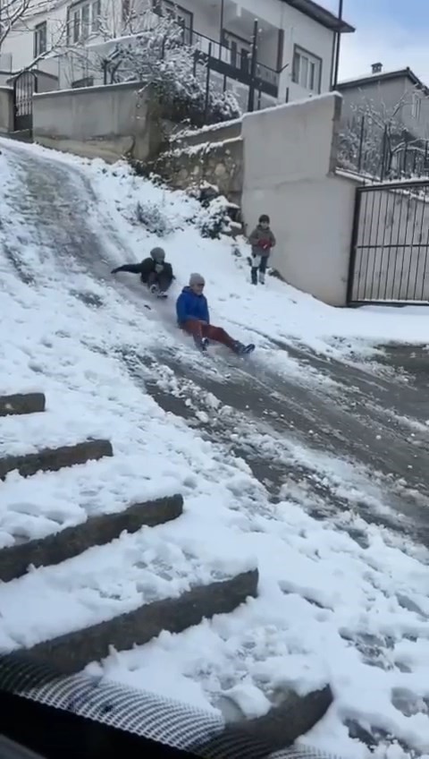 Karın yağdığını gören çocuklar, sokaklara akın ederek tadını çıkardılar