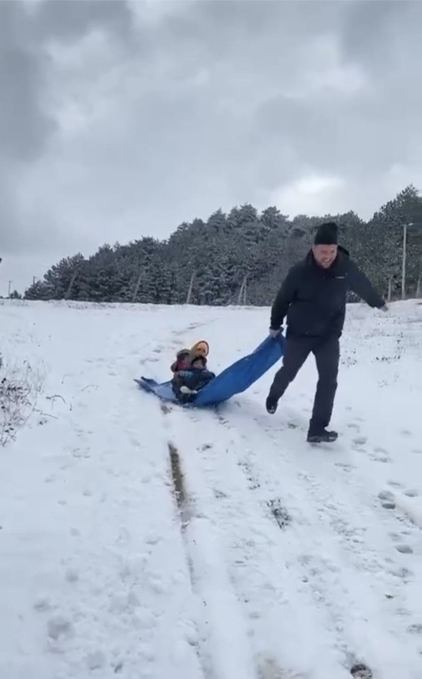 Karın yağdığını gören çocuklar, sokaklara akın ederek tadını çıkardılar