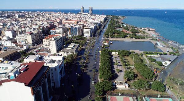 Deniz seviyesinin yükseldiği İskenderun'da caddeler göle döndü, işyerleri boşaltıldı, araçlar mahsur