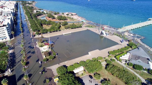 Deniz seviyesinin yükseldiği İskenderun'da caddeler göle döndü, işyerleri boşaltıldı, araçlar mahsur